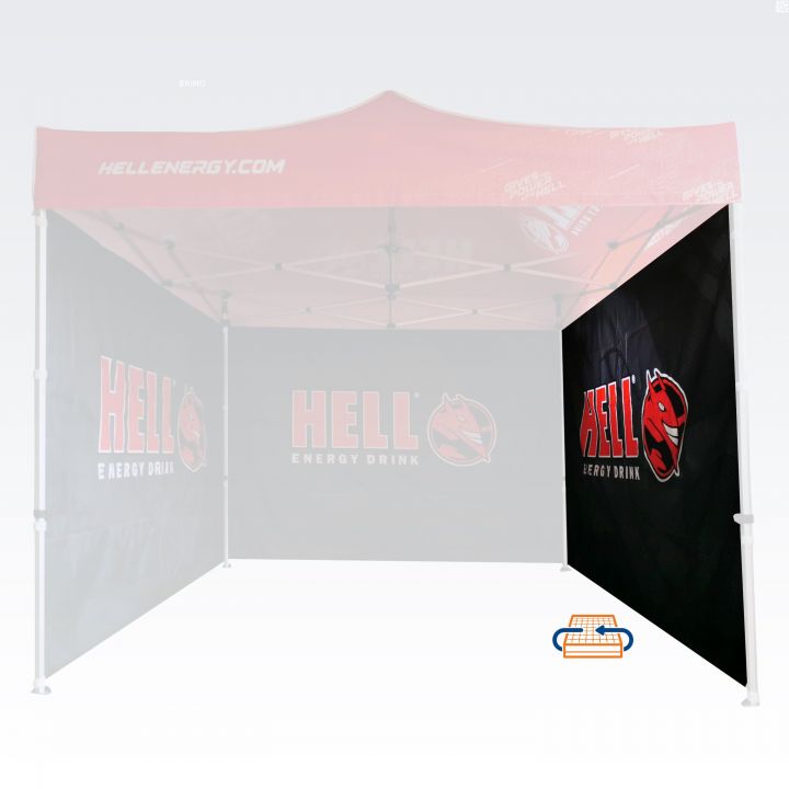 Svadobný stan s kvetmi a svetlami