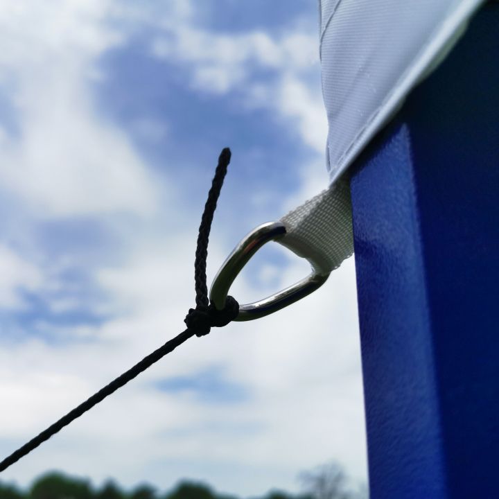 Detail of the anchoring rope release in the corner of the canopy of the scissor tent
