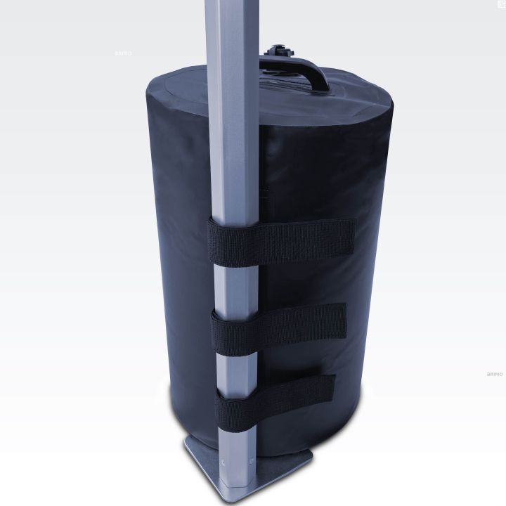 Detail of the weight attached to the leg of the quick-disassembly tent (filling water)
